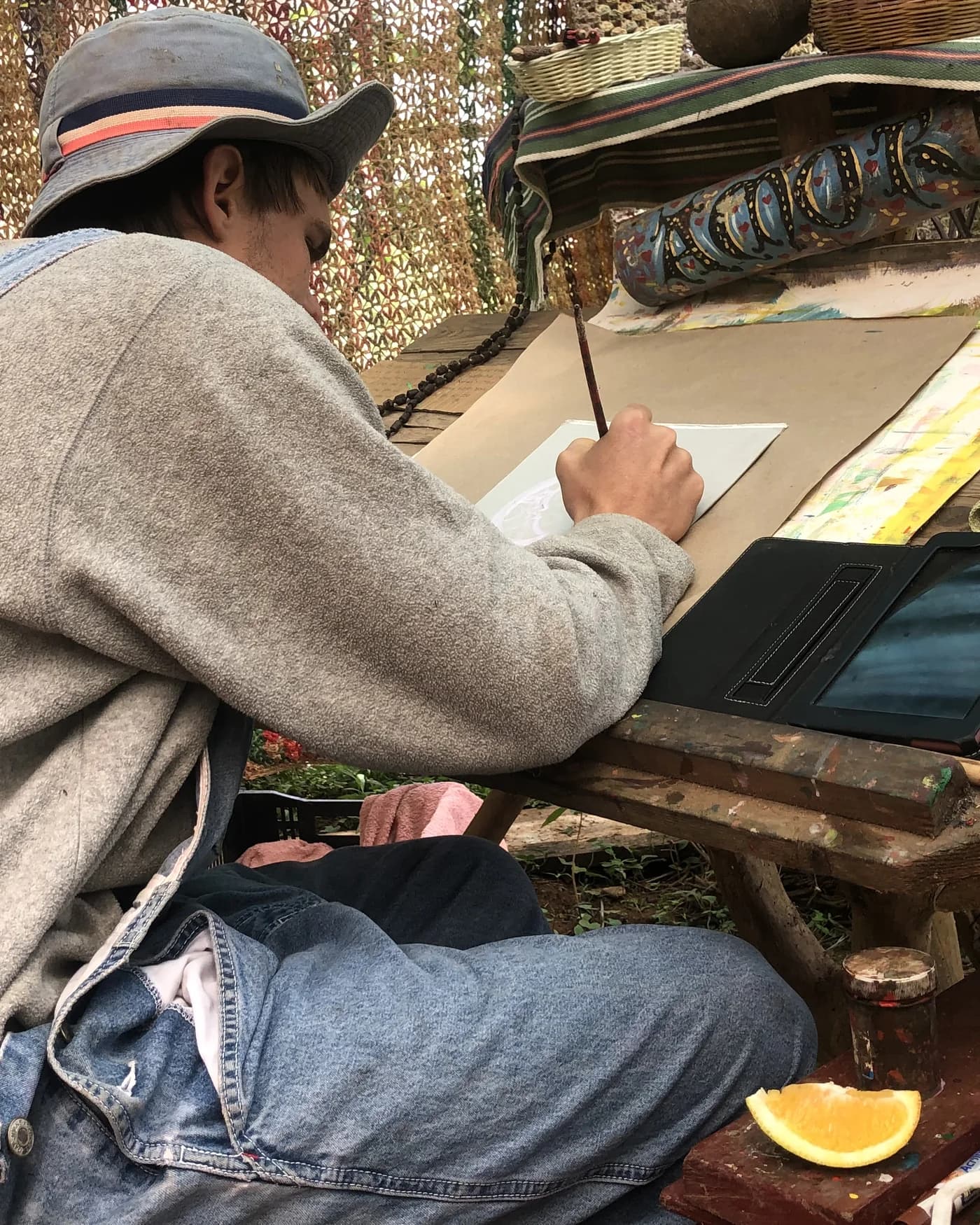 Adair a pintar na sua mesa na Costa Rica